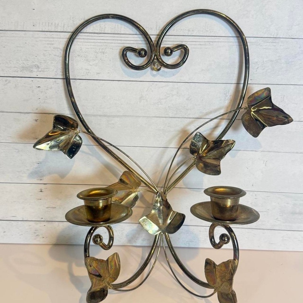 Metal wall sconce with heart-shaped frame and leaf accents 11"